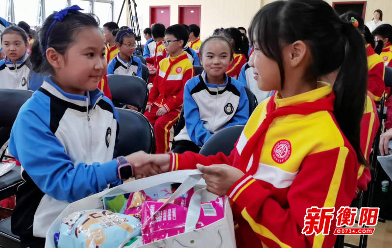 高高的青山上萱草花开放是什么歌