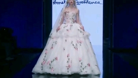 洁白的婚纱手捧着鲜花是什么歌