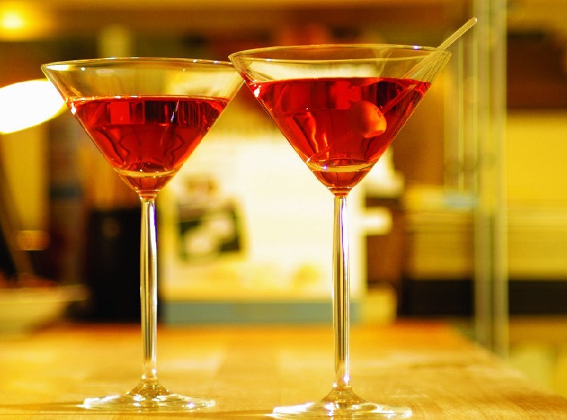 孤单的酒杯装满了泪水是什么歌