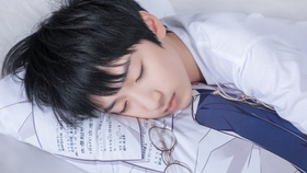 你落在了星空而我在人海中是什么歌