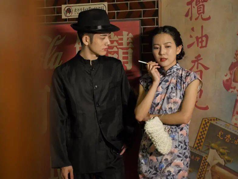 这晚在街中偶遇心中的她是什么歌