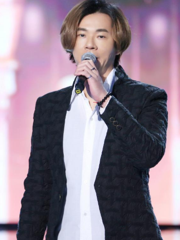 想飞上天和太阳肩并肩是什么歌