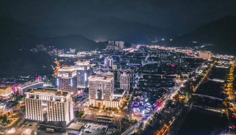 在这个普普通通的小城是什么歌