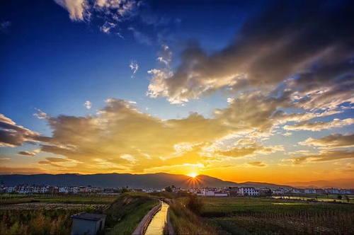 浪迹天涯从此并肩看彩霞是什么歌