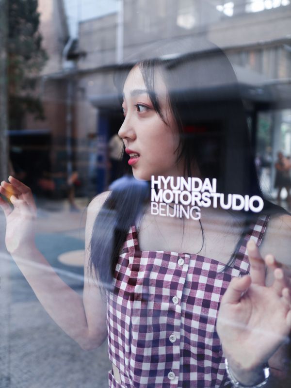 这时那边走来一个小老妹儿是什么歌