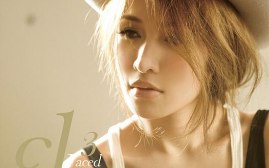 头发甩甩大步的走开是什么歌