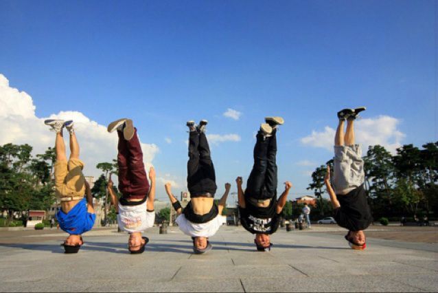 朋友的情谊呀比天还高是什么歌