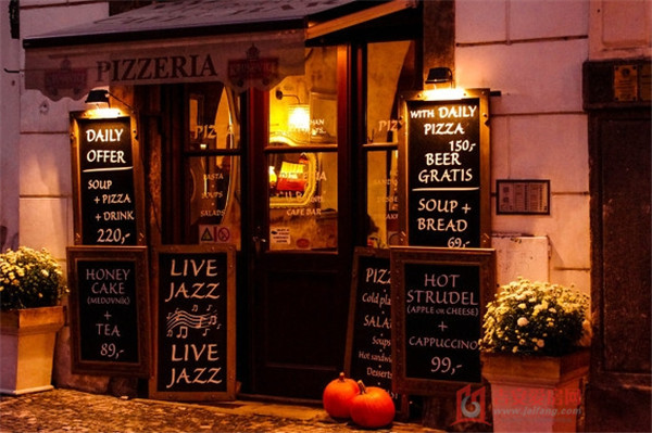 在街角的咖啡店是什么歌