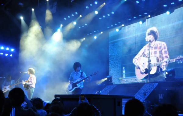 越过谎言去拥抱你是什么歌