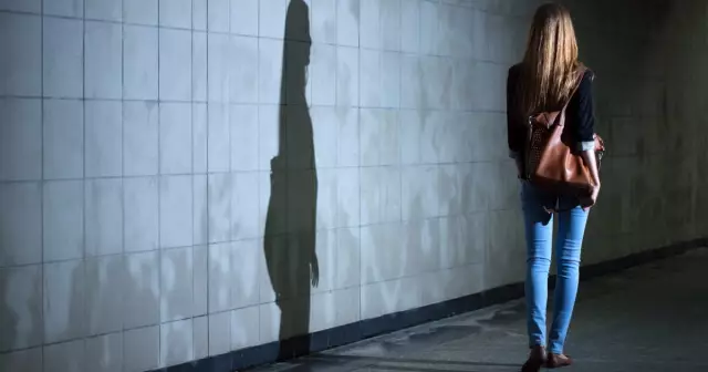 独自走在冰冷的街头是什么歌