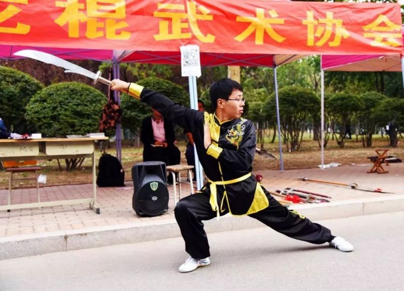 站似一棵松卧似一张弓是什么歌曲