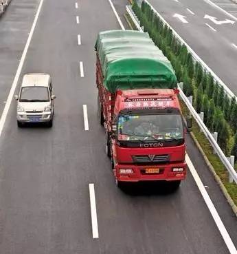 开上我的大货车一路向远方是什么歌