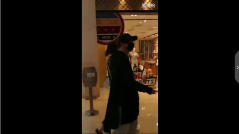 这晚上街上偶遇心中的她是什么歌