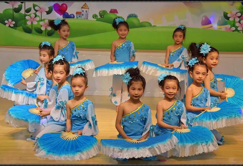 我们站在高高的谷堆旁边是什么歌