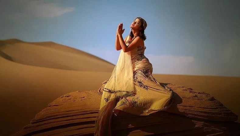 你总不小心把倩影靠在月亮上面是什么歌