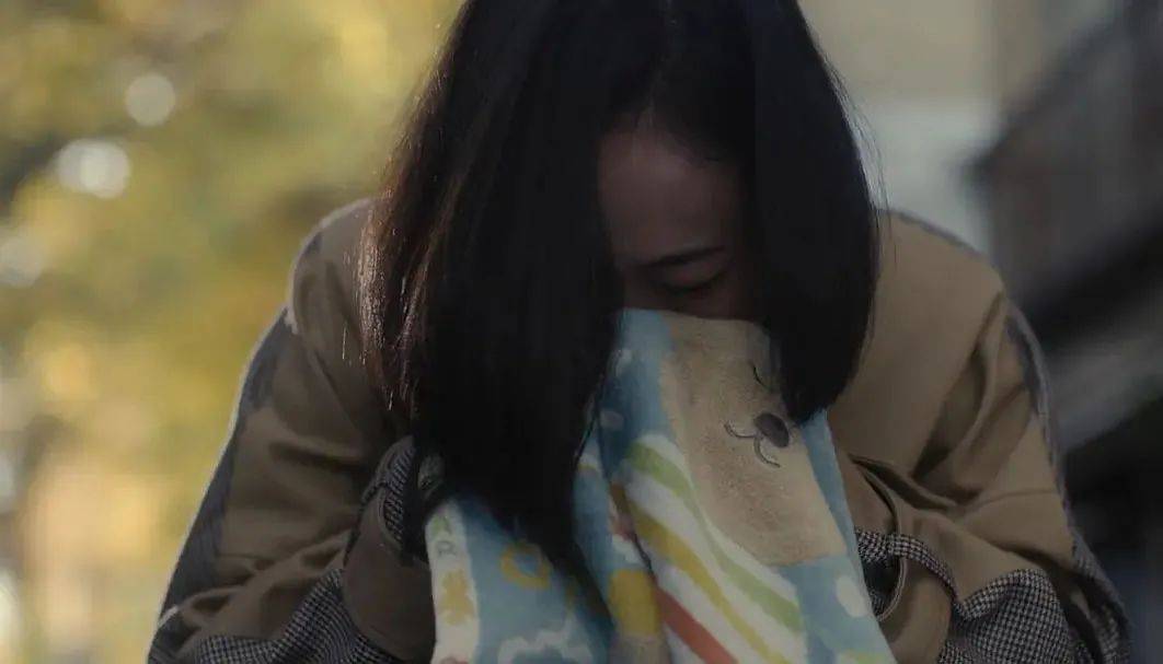 你和他还在藕断丝连是什么歌