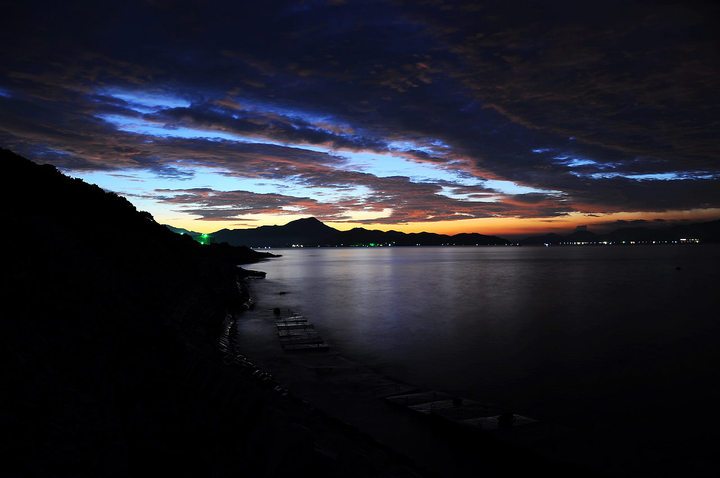 黎明前那一道光冲破黑暗是什么歌