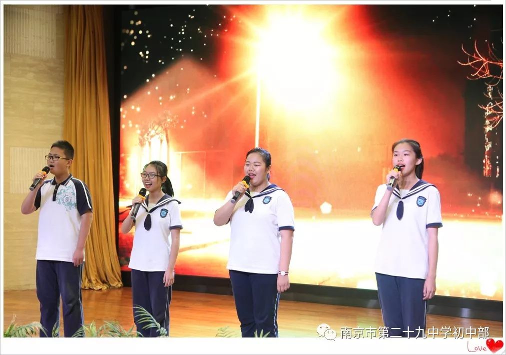 她轻轻的走过是什么歌