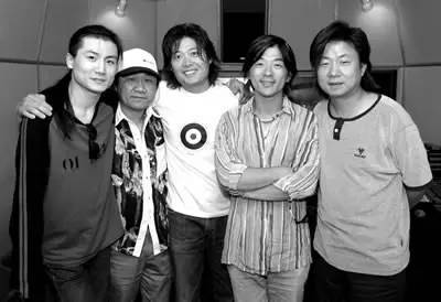 人潮人海遇见你心儿怦怦跳什么歌