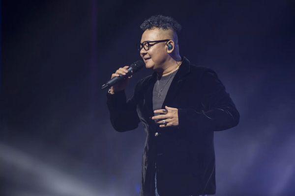 来吧朋友干了这杯酒是什么歌