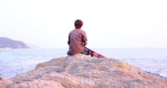 总是望着天空一个人孤独是什么歌