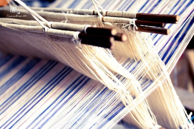 青砖伴瓦漆,白马踏新泥是什么歌