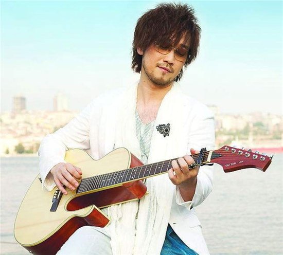 白色油桐风中纷飞是什么歌