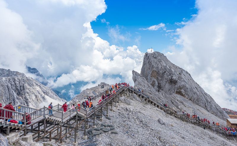 我在苦苦等待雪山之巅是什么歌曲