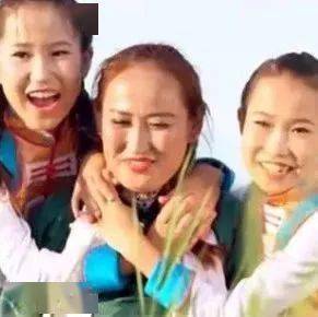 小姑娘唱着什么歌曲在什么走