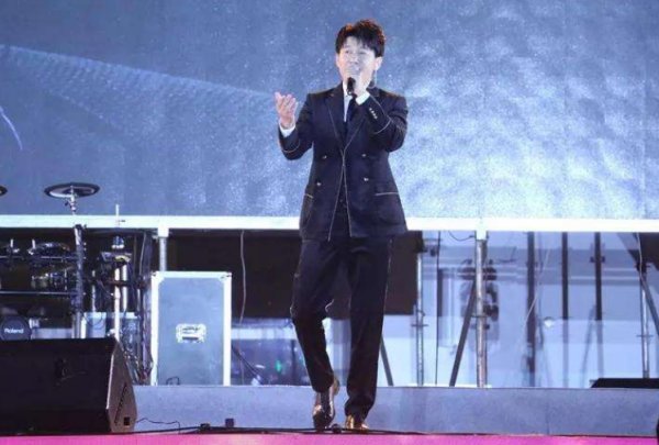 我可以等在这路口是什么歌