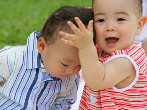 有一个小女孩坐在石头上是什么歌