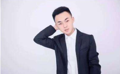 幼稚的男孩是什么歌