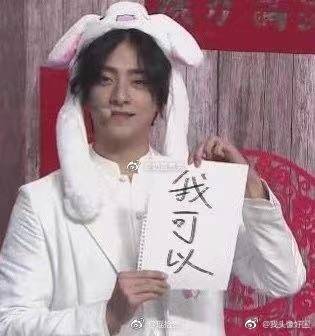 女孩的白色衣裳男孩爱看她穿什么歌