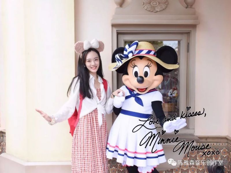 你的笑一尘不染的纯白是什么歌