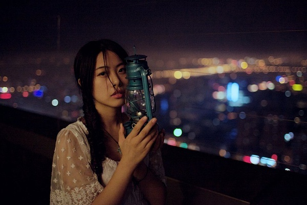 关了灯的房间没有人会怕黑是什么歌