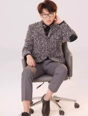 这一杯酒敬昨天什么歌