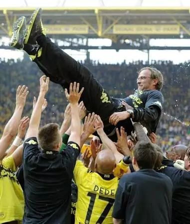 向前跑迎着冷眼和嘲笑是什么歌曲