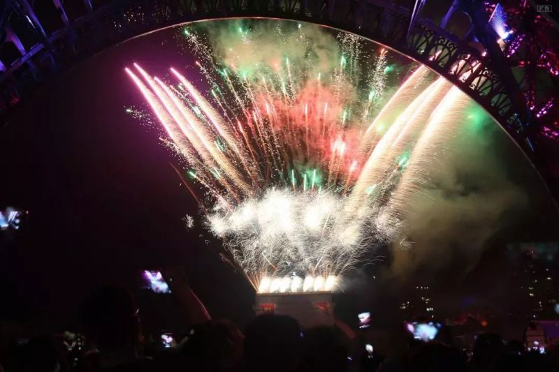 红的黄的蓝的绿的紫的是什么歌名