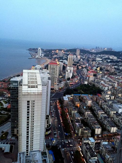 站在高楼上看着地上的小蚂蚁是什么歌