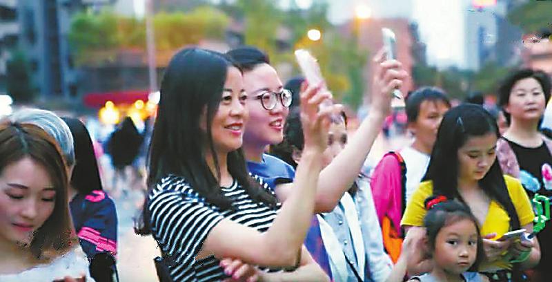 走在无人的街头是什么歌