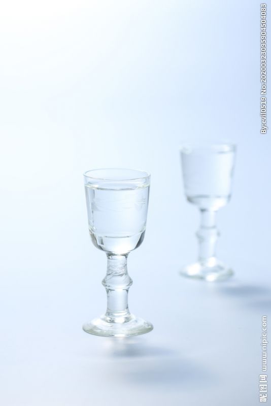 酒瓶瓶倒来酒杯杯碎是什么歌名