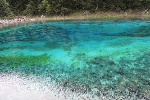 那里空气充满宁静是什么歌