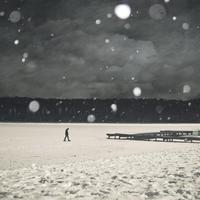 只剩下钢琴陪我站在这里是什么歌