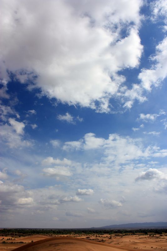 天边飘过故乡的云是什么歌