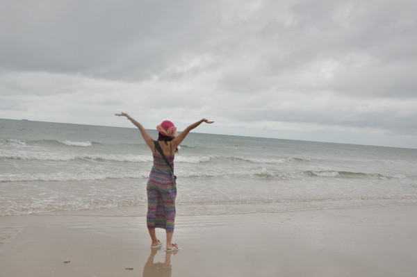 光着脚丫走在沙滩上是什么歌