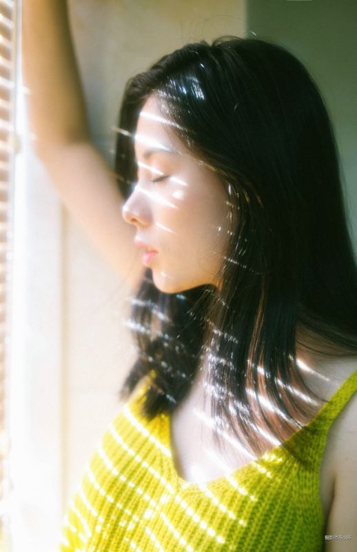 洁白的月光照在我的脸庞是什么歌