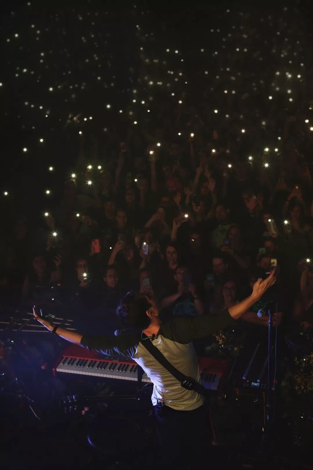 一个人的狂欢是什么歌