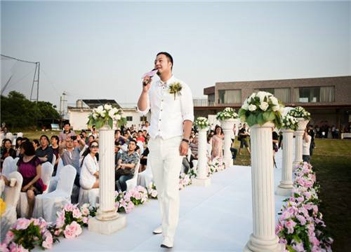结婚当天新郎唱什么歌最适合