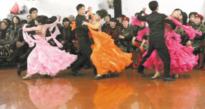 舞起来大家舞起来是什么歌