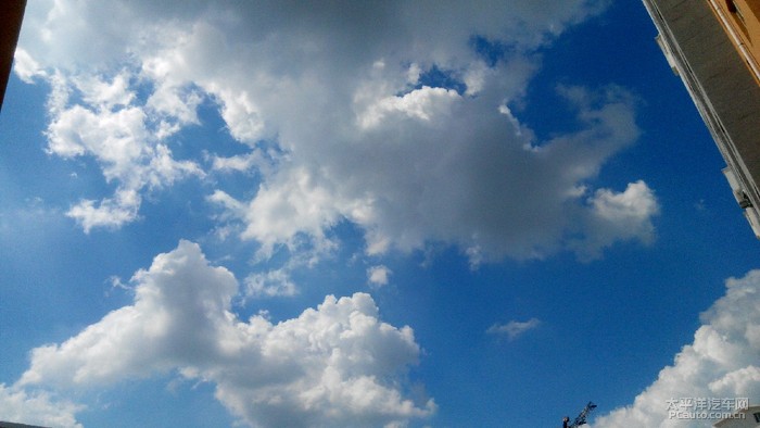 蓝蓝的天空上飘着那白云是什么歌